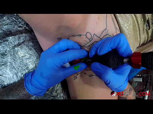 ❤️ Sully Savage, hottie estremamente tatuata, hà fattu un tatuatu nantu à u clitoris ❤❌ Porno vk à co.high-pass.ru